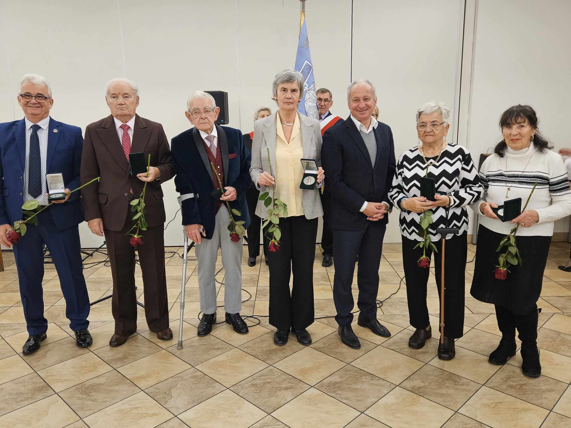 wyróżnieni członkowie związku emerytów ze starostą gnieźnieńskim