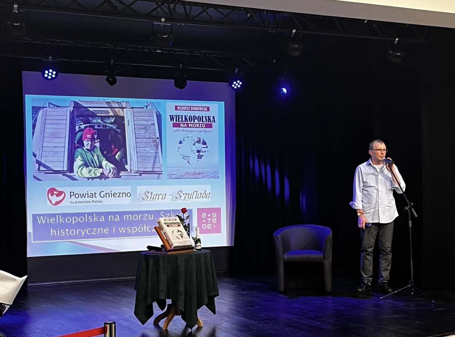mariusz borowiak na scenie w estede