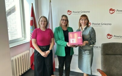 Zdjęcie do R&oacute;żowe skrzyneczki zagoszczą w szkołach powiatu gnieźnieńskiego