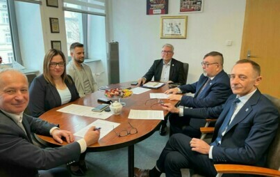 Zdjęcie do Powiat Gnieźnieński i Gmina Trzemeszno finalizują porozumienie w sprawie sprzedaży nieruchomości przy ul. Wyszyńskiego 3